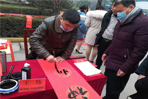 喜迎新春送春联 丹青翰墨尽芬芳 ——项城市中等专业学校开展“书法艺术进校园”活动